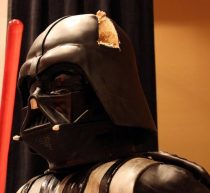 Confeiteiros criam bolo de Darth Vader com 2 metros de altura