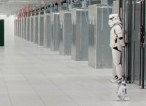 Stormtrooper e R2 fazendo bico como funcionários do Google