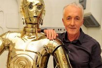 Anthony Daniels fala sobre C-3PO e as diferenças entre usar um traje e efeitos especiais