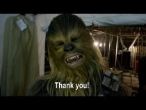 J.J. Abrams, Chewbacca e R2-D2 agradecem os fãs em novo vídeo