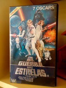 O clássico Guerra nas Estrelas , com a dublagem clássica da época você só encontar em velhos VHS ou ...