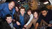 Elenco aparece reunido na primeira foto do filme do Han Solo