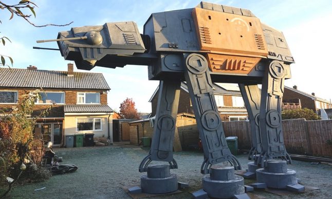 Pai constrói AT-AT em tamanho real para servir de casa de brinquedo para os filhos