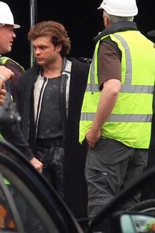 Alden Ehrenreich aparece como Han Solo em imagens do set