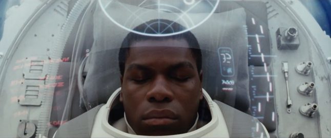 John Boyega mostra o blaster de Finn