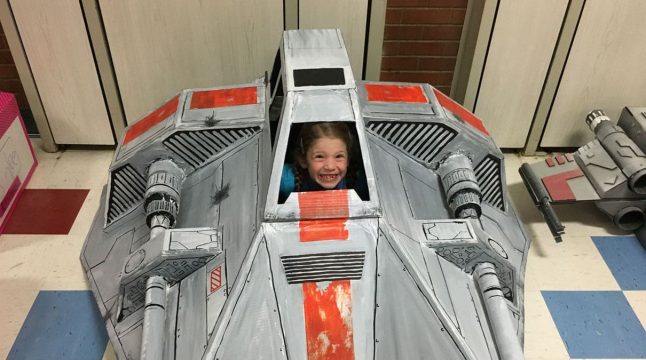 Candidato a melhor pai do ano constrói Snowspeeder para a filha