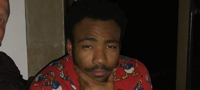 Donald Glover aparece em foto com o clássico bigode do Lando