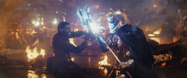 John Boyega brinca com cena da Capitã Phasma em trailer: “chefe ruim”