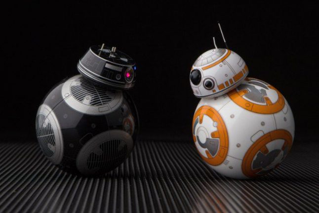 BB-8 e BB-9E se encontram em novo vídeo promocional