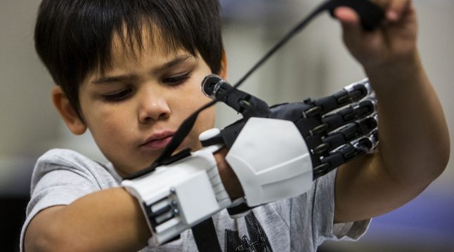 Esse pequeno fã de Star Wars ganhou uma prótese que imita o braço de um Stormtrooper