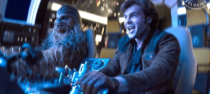 Han Solo e Chewie pilotam Millenium Falcon em novas fotos do spin-off