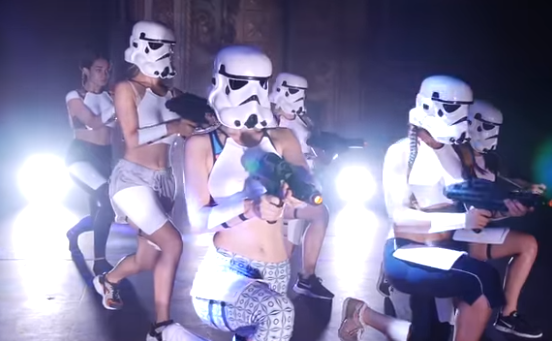 Show burlesco The Empire Strips Back traz os personagens em coreografias inusitadas