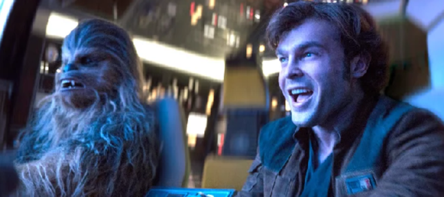 Han Solo e Chewie pilotam Millennium Falcon em cena completa do filme