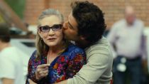 Oscar Isaac diz que Episódio IX prestará homenagem ao legado de Carrie Fisher