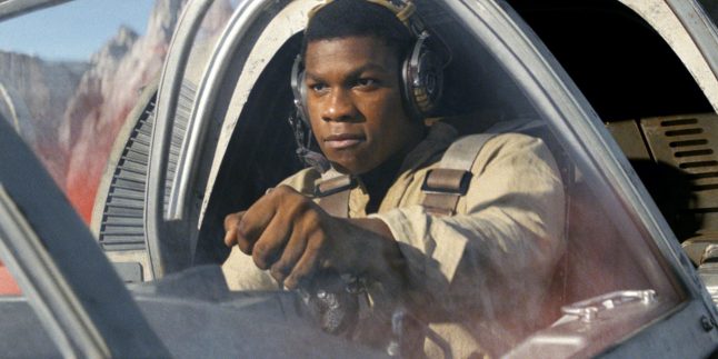 John Boyega publica foto com as mãos sujas