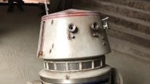 Jon Favreau divulga foto do droide R5-D4, que deve participar da série The Mandalorian