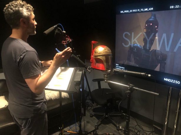 Em foto, Taika Waititi aparece dublando o droide caçador de recompensas IG-88 para The Mandalorian