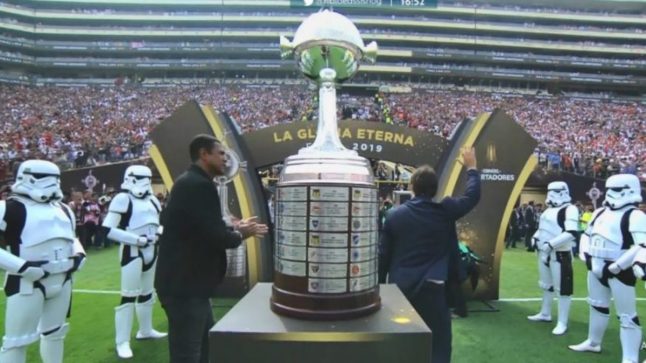 Star Wars na Libertadores: Stormtroopers escoltam Taça na final do torneio